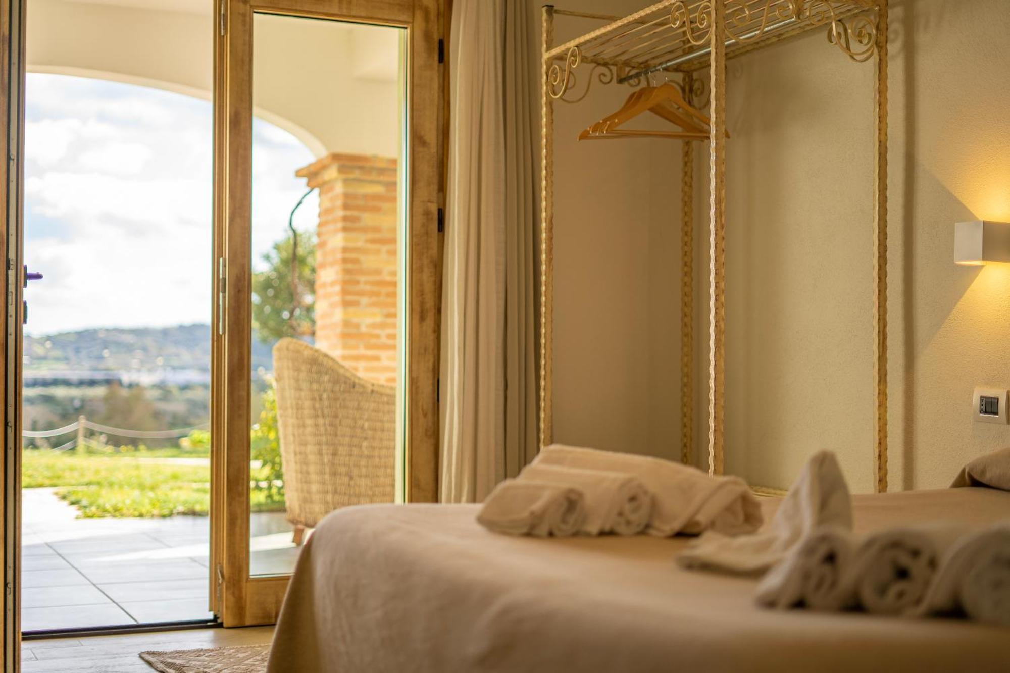 Hotel Essenza Di Mirto Ла Калета Екстериор снимка