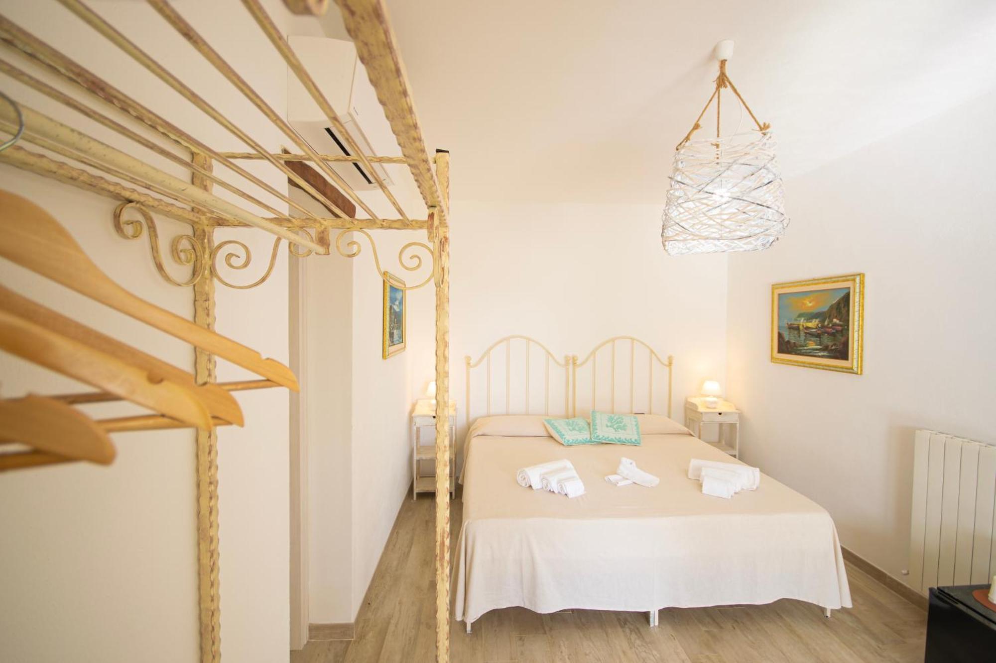Hotel Essenza Di Mirto Ла Калета Стая снимка