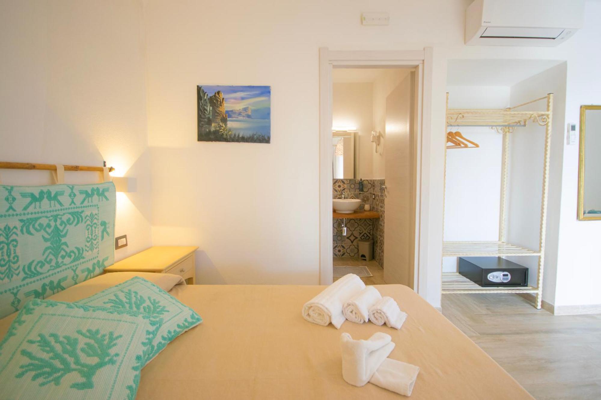 Hotel Essenza Di Mirto Ла Калета Стая снимка